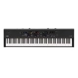 Černý digitální klavír s 88 klávesami. Na levé straně je bílé logo YAMAHA a vpravo nápis STAGE PIANO CP88. Horní panel obsahuje displej, řadu tlačíte…