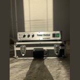 Stříbrný rackový zesilovač s nápisy Power Station, Integrated Reactance Amplifier a FRYETTE. Na předním panelu jsou čtyři otočné ovladače, přepínačy…