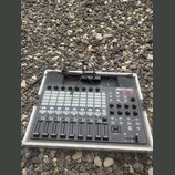 Černý MIDI kontrolér APC40 mkII značky AKAI PROFESSIONAL v hliníkovém transportním kufru s černým polstrováním. Zařízení obsahuje mřížku podsvícených…