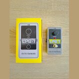 Žlutá krabice a efekt pedál značky electro-harmonix. Na zařízení i na obalu je nápis LPB-1 LINEAR POWER BOOSTER a označení vstupů AMP a INPUT. Pedál…