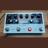 Stříbrno-černý kytarový předzesilovač s nápisy MOOER a PREAMP LIVE. Horní černý panel obsahuje šest otočných ovladačů s červenými indikátory a popisk…