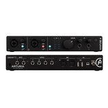 Černý zvukový interface Arturia MiniFuse 4. Horní panel obsahuje dva XLR vstupy s ovladači GAIN, přepínač 48 V a velký otočný knoflík MONITOR s výstu…