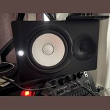 Černý studiový monitor s bílým membránovým reproduktorem a menším výškáčem vpravo. Na levé straně je viditelné bílé kruhové logo značky Yamaha. Repro…