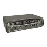 Šedý basový zesilovač v kovovém šasi s úchytmi po obou stranách. Na předním panelu je nápis GK GALLIEN-KRUEGER a modelové označení Fusion 550. Zaříze…