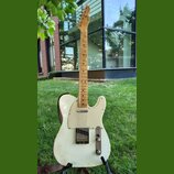Elektrická kytara typu Telecaster v krémové barvě s javorovým hnedým hmatníkem. Tělo vykazuje známky opotřebení v podobě odřeni a škrábanců, zejména…