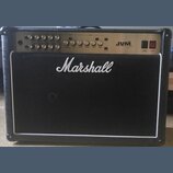 Kytarový kombo zesilovač značky Marshall v černém vinylovém potahu s bílým lemováním. Horní ovládací panel je stříbrný a nese nápisy JVM 205C, 50W Va…