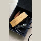 Dřevěný kytarový pedál s nápisy „Harley Benton“, „Volume“ a „Mic“. Pedál je umístěn v černé krabici s pěnovou výplní spolu s černým kabelem a kovovým…
