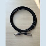 Černý mikrofonní kabel svinitý do kruhu. Na kabelu je bílý nápis PROFESSIONAL MICROPHONE CABLE — BY KLOTZ AUS GERMANY. Kabel má na koncích stříbrné k…
