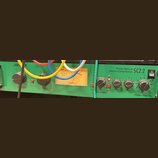 Zelený rackový přístroj s nápisem Photo Optical Stereo Compressor SC2.2. Na předním panelu jsou čtyři černé otočné ovladače s popisky Input Gain, Slo…