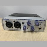 Stříbrné audio rozhraní s černým horním krytem. Na předním panelu jsou nápisy PreSonus DIGITAL audio, 24BIT / 96K FIREWIRE RECORDING INTERFACE a FIRE…