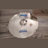 Kovový činel v zlatavé barvě s kovaným, důlkovaným povrchem. Na horní části je modrý nápis PAiSte a pod ním červený nápis 2000. Ve spodní části je mo…
