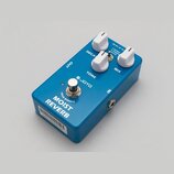 Modrý efekt pedál s nápisy MOIST REVERB a značkou JOYO. Na horní straně jsou tři bílé otočné ovladače s popisky DECAY, TONE a MIX, stisknutý spínač a…