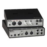 Dvě stohované USB audio rozhraní Steinberg UR-RT2 v černo-stříbrném provedení. Na předním panelu horního zařízení jsou nápisy UR-RT2, USB AUDIO INTER…