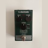 Kytarový efekt pedál v zeleném provedení s bílými nápisy. Na horní části je značka tc electronic a tři černé ovládací knoflíky s popisky DELAY, VOLUM…