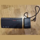 Černý bezdrátový přijímač s nápisy SEKAKU, Wireless Mic. Receiver Diversity WR-102DR a kontrolkami POWER ON, DIVERSITY A—B a AUDIO PEAK. Na horní str…