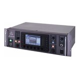 Šedý rackový digitální mixážní pult s kovovým šasi a chromovanými úchyty po stranách. Na předním panelu je nápis behringer a model X32 RACK, centráln…