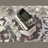 Černý kytarový pedál s nápisy DITTO+ LOOPER a tc electronic v kovovém šasi. Zařízení leží na bílém originálním krabici s identickými nápisy DITTO+ LO…