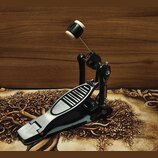 Černý basový pedál s kovovým šlapadlem z broušeného kovu. Mechanismus obsahuje pružinu a horní nastavitelné rameno s bílo-černým plastovým knoflíkem.…