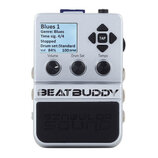 Stříbrný efekt pedál s displejem, na kterém je text: „Blues 1 Genre: Blues Time sig. 4/4 Stopped Drum set:Standard Vol 84% 100 BPM“. Nad ním jsou čty…