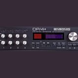 Černý efektový procesor s nápisy DP/4+ a ENSONIQ parallel effects processor. Zařízení má osm stříbrných otočných ovladačů rozdělených do dvou řad, ve…