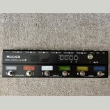 Černý MIDI kontrolér s nápisem MOOER a označením PEDAL CONTROLLER L6. Zařízení má šest stupňovatelných spínačů s barevným podsvícením a čtyři ovládac…