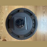 Zadní strana černého reproduktoru s kovovým rámem. Uprostřed je kulatý štít s nápisy JENSEN INDUSTRIES SPEAKERS DIVISION, Alnico Magnet, Jensen, Spec…