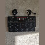 Černý loop station s nápisem BOSS RC-505mkII LOOP STATION. Zařízení obsahuje pět ovládacích knofíků, displej a řadu tlačítek pro efektové funkce. K p…