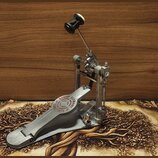 Kovový pedál basového bubnu v stříbrné barvě. Na šlapce je vyryto logo s nápisem SONOR GERMANY SINCE 1876. Povrch kovu vykazuje jemné škrábance a zná…