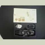Bílá krabička s nápisy KAZOO a čínskými znaky 卡祖笛 obsahuje černý kazoo s povrchem v optice karbonu. V plastovém vložném lóži je vedle nástroje umístě…