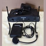 Černý bezdrátový systém značky SAMSON. Sestává z přijímače s nápisem SAMSON a Wireless Receiver, vysílače s nápisem SAMSON a označením CB20 a hlavníh…