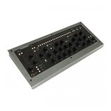 Šedý kontrolér s černým horním panelem a mnoha ovládacími knoflíky. V levém horním rohu je logo Softube a v pravém dolním rohu nápis CONSOLE 1. Panel…