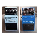 Dvě efektové pedály značky BOSS. Levý pedál je světle modrý s nápisy Chorus Ensemble a CE-5, má čtyři černé oválné knoflíky s popisky LEVEL, RATE, DE…
