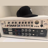 Dvě rackové studiové jednotky v bílém šasi. Horní zařízení je krémové s nápisy TLA systems IVORY a 5051 MONO VALVE PROCESSOR, obsahuje řadu potenciom…