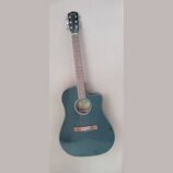 Akustická kytara s cutawayem v tmavě modrozelené barvě. Na hlavě hmatníku je bílé logo Fender a uvnitř ozvučovacího otvoru štítek s nápisem Fender CA…