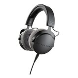 Černá uzavřená velká sluchátka s šedými polstrováním ušnic. Na vnější straně náušníku je nápis DT 700 PRO X a na hlavním oblouku logo beyerdynamic. P…
