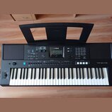 Černý digitální klavír s bílými a černými klávesami. Na horním panelu je nápis YAMAHA, modelové označení PSR-E473 a řada ovládacích tlačítek s popisk…