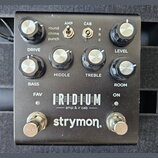 Černý kytarový pedál s nápisy IRIDIUM, amp & ir cab a značkou strymon. Zařízení má pět černých otočných ovladačů s kovovými krytkami označených jako…