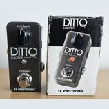 Černý kytarový pedál s nápisy DITTO, LOOPER a true bypass. V horní části je ovládací prvek loop level a v dolní části značka tc electronic. Vedle ped…