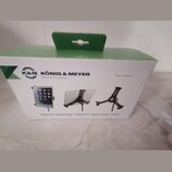 Kartonová krabice s držákem na tablet. Na krabici je nápis K&M KÖNIG & MEYER, Stands For Music a Made in Germany. Dole je uveden název produktu Table…