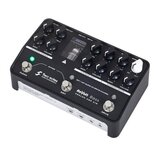 Černý kytarový pedál s nápisy Two notes AUDIO ENGINEERING a Revolt Bass ANALOG AMP SIM. Zařízení má tři sekce s ovládacími knoflíky označenými jako C…