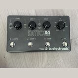 Šedý efekt pedál s nápisem DITTO X4 LOOPER a logem tc electronic. Zařízení má čtyři ovládací knoflíky, čtyři stoupací spínače označené jako LOOP 1, L…