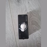 Černý efektový pedál s bílým oválným knoflíkem. Na horní části je nápis VOLUME a OUT, ve spodní části IN a logo s textem Pedals. Kolem knoflíka jsou…