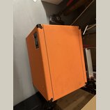 Kytarový kombozesilovač potažený oranžovým texturovaným vinylem s černými plastovými rohy. Na boční straně je umístěn černý ovládací panel s přepínač…