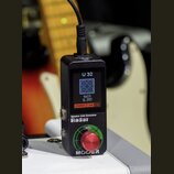 Černý kompaktní efekt pedál s nápisy Speaker CAB Simulator, Radar a MOOER. Zařízení má malý displej s texty U 32, 4x10 a B. SVT, dále kontrolky POWER…