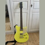 Žlutá elektrická kytara s tmavým hmatníkem a černou hlavou. Na hlavě je viditelné logo Yamaha. Tělo má dva snímače typu humbucker, jeden tónový a jed…