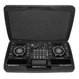Černý DJ kontrolér umístěný v otevřeném černém přepravním kufru s polstrováním. Na zařízení je v dolní části bílý nápis DENON DJ a vpravo nápis SC LI…