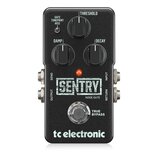 Černý efekt pedál s nápisem SENTRY a označením NOISE GATE. Na spodní části je logo tc electronic a nápis TRUE BYPASS u stoupacího spínače. Pedál má t…