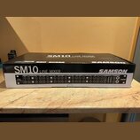 Krabice s produktem SAMSON SM10 LINE MIXER. Na přední straně je zobrazen obrázek mixéru s nápisy SM10 Line Mixer a SAMSON. Horní strana krabice obsah…