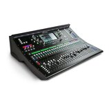 Černý digitální mixážní pult s kovovým povrchem a množství posuvníků, tlačítek a ovladačů. V horní části je umístěn displej s nápisy ALLEN & HEATH a…
