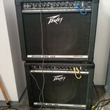 Dvě černé kytarové komba značky Peavey model Studio Pro 112, umístěná nad sebou. Na horním panelu obou zesilovačů jsou vidět ovládací knofíky, přepín…